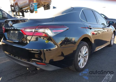 2021 Toyota Camry Le z USA, uszkodzony, nr VIN 4T1C11AK0MU604495